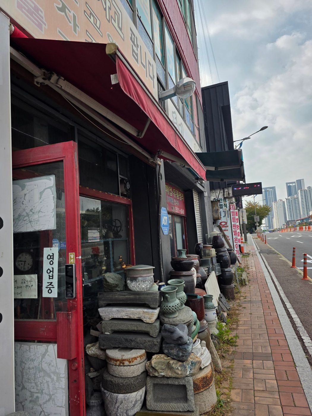 가게 앞 옹기와 석물